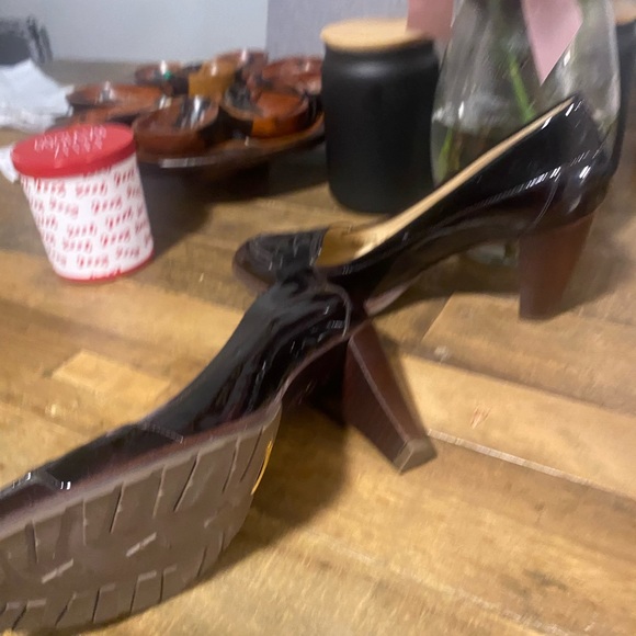 Cole Haan heals very Comfortable in very good condition no scratches - Picture 8 of 10